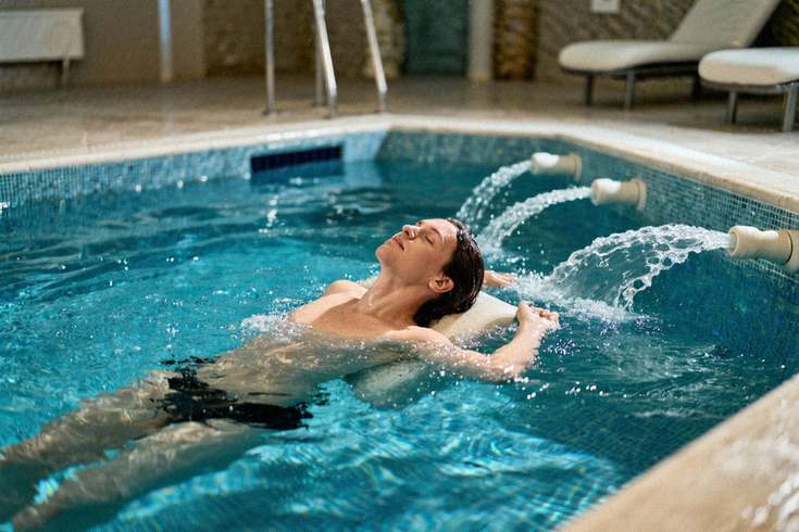Masaj subacval într-o piscină