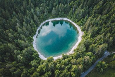 Lacul Ursu din Sovata văzut de sus, înconjurat de pădure luxuriantă